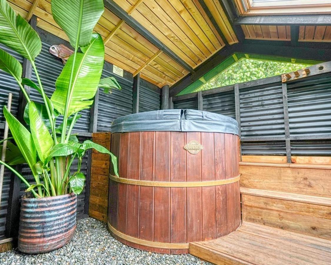 Paparoa Beach Hideaway With Hot Tub Barrytown Extérieur photo